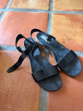 Steve Madden Black Minimalist Leather Slingback Sandals
